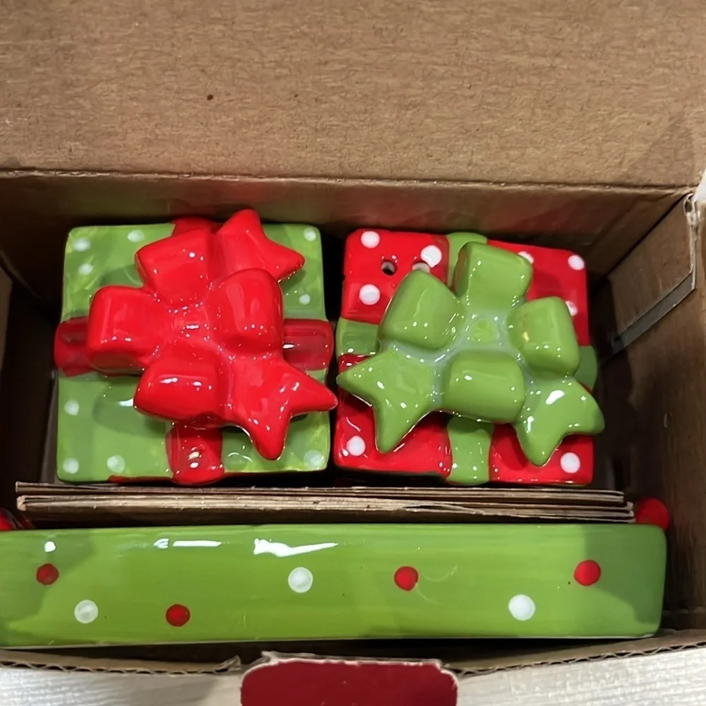 Kirkland's Salt Pepper Set with‎ Tray Christmas Present Red and Green Never Used